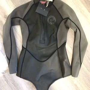 Billabong spring suit, size 2